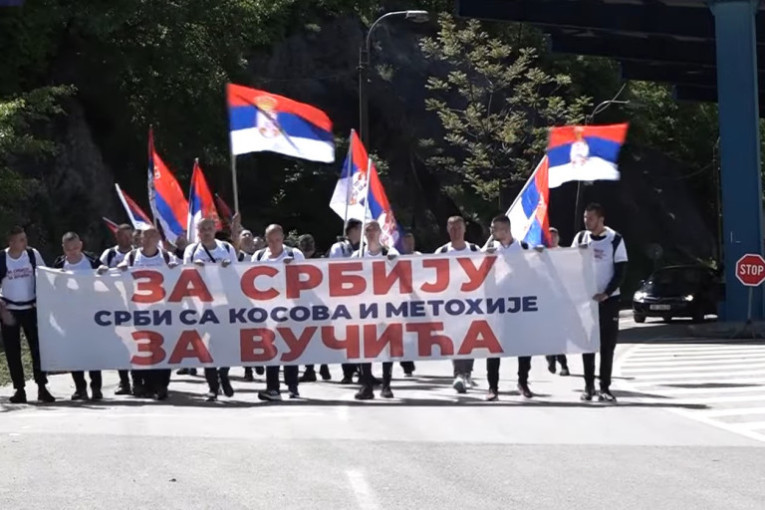 Srbi iz Leposavića i Severne Mitrovice peške krenuli za Beograd na Miting jedinstva (FOTO/VIDEO)