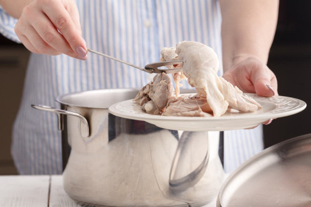 Da li meso za kuvanje treba ubaciti u hladnu ili vrelu vodu? Zbog greške koju svi pravimo ono ispada manje ukusno i sočno