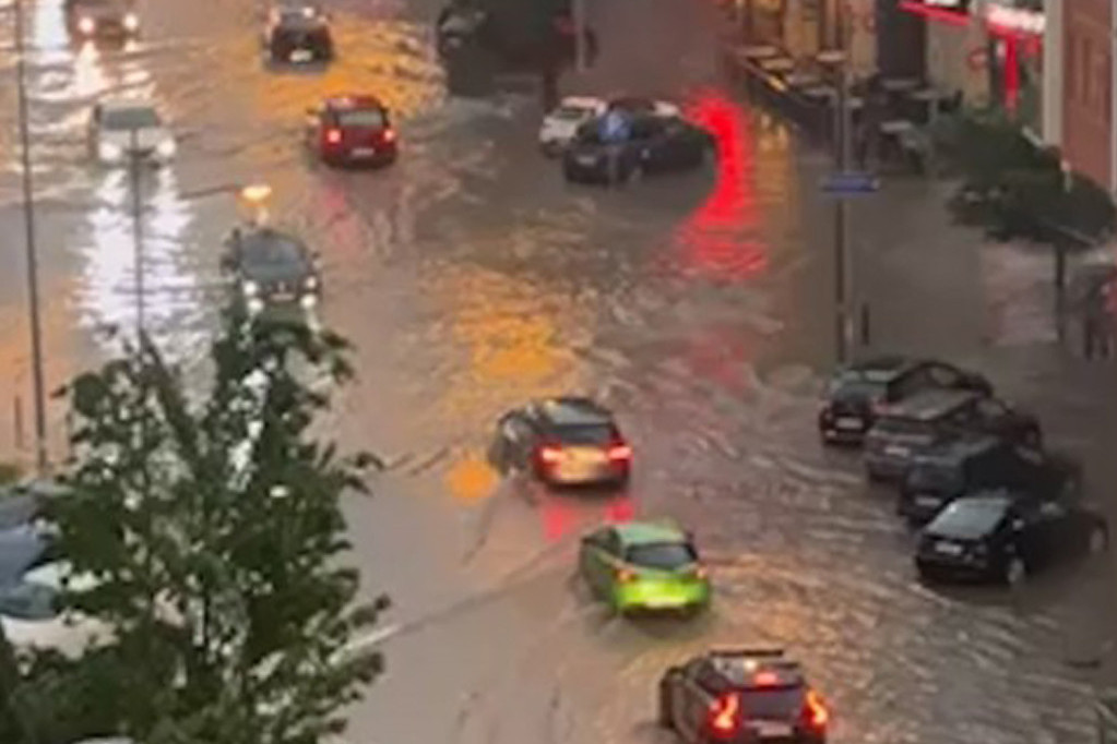 Potop u Novom Sadu: Ulica cara Dušana potpuno poplavljena! (FOTO)