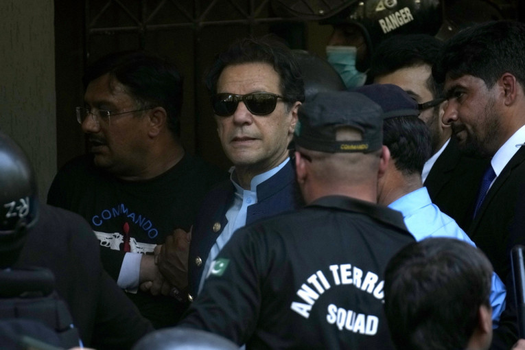 Bivši premijer Pakistana osuđen na tri godine zatvora: Imran Kan proglašen krivim za korupciju, po hitnom postupku uhapšen! (VIDEO)