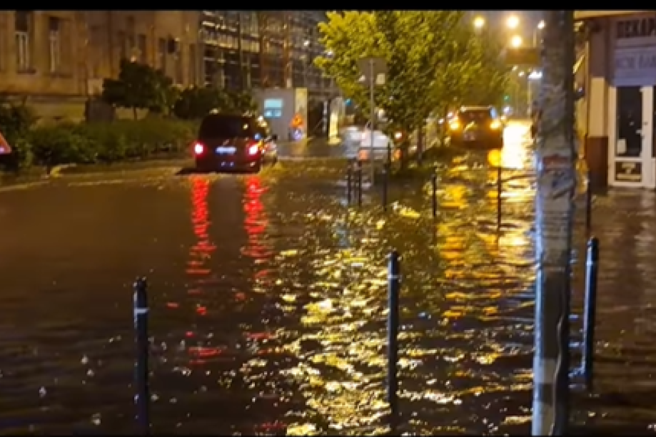 Obilne padavine u Srbiji: Pljuskovi, grad i poplavljene ulice (VIDEO)