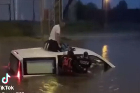 Dramatične scene iz Novog Sada: Policajci spasavali ljude iz potopljenih ulica i sa krovova poplavljenih automobila (VIDEO)