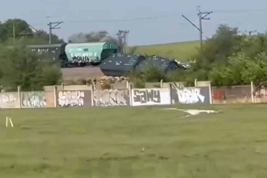 Osam vagona iskočilo iz šina na Krimu! Pre incidenta odjeknula eksplozija? (VIDEO)