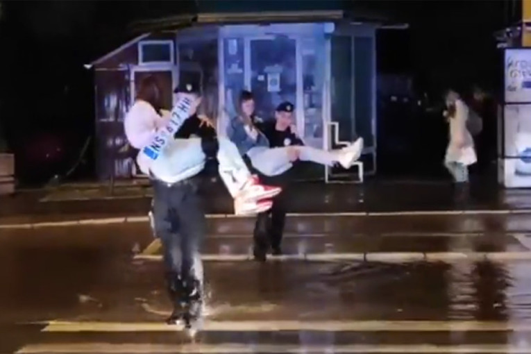 Policajci džentlmeni: Pogledajte kako su dvojica pomogla Novosađankama tokom nevremena (VIDEO)