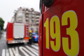 Eksplozija u Obrenovcu: Zapalio se stan u prizemlju jedne zgrade, nekoliko stanara se nagutalo dimom