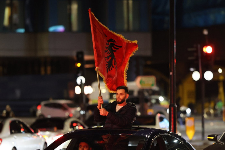 Albanci nepoželjni u Velikoj Britaniji: Pokreće se kampanja u kojoj apeluju na državljane Albanije da ne migriraju u Britaniju