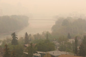 Sablasni prizori u Kanadi: Dim prekrio ceo grad, a požar koji i dalje bukti čak nije ni blizu (VIDEO)