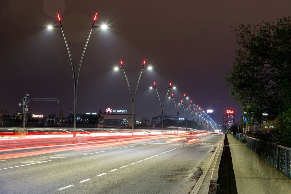 Nema više vožnje u polumraku: Najprometniji most u prestonici dobio novi vizuelni efekat - zamenjeno svih 28 stubova javne rasvete