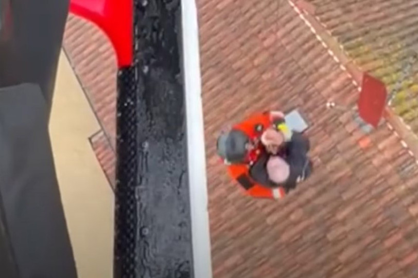 Na krovovima potražili spas: Helikopteri izbavljaju Italijane zarobljene u poplavama (VIDEO)