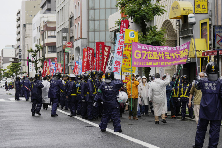 Protesti u Hirošimi zbog samita G7: Policija opkolila demonstrante, bila nasilna prema njima, jedan priveden (VIDEO)