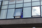 Skandal! Zastava takozvanog Kosova na prozoru zgrade Opštine Severna Mitrovica (FOTO)