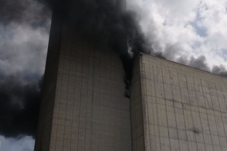 Spaseno 20 rudara iz požara u RTB Bor: Vatra visoka 20 metara zahvatila gume, vatrogasci se još uvek bore