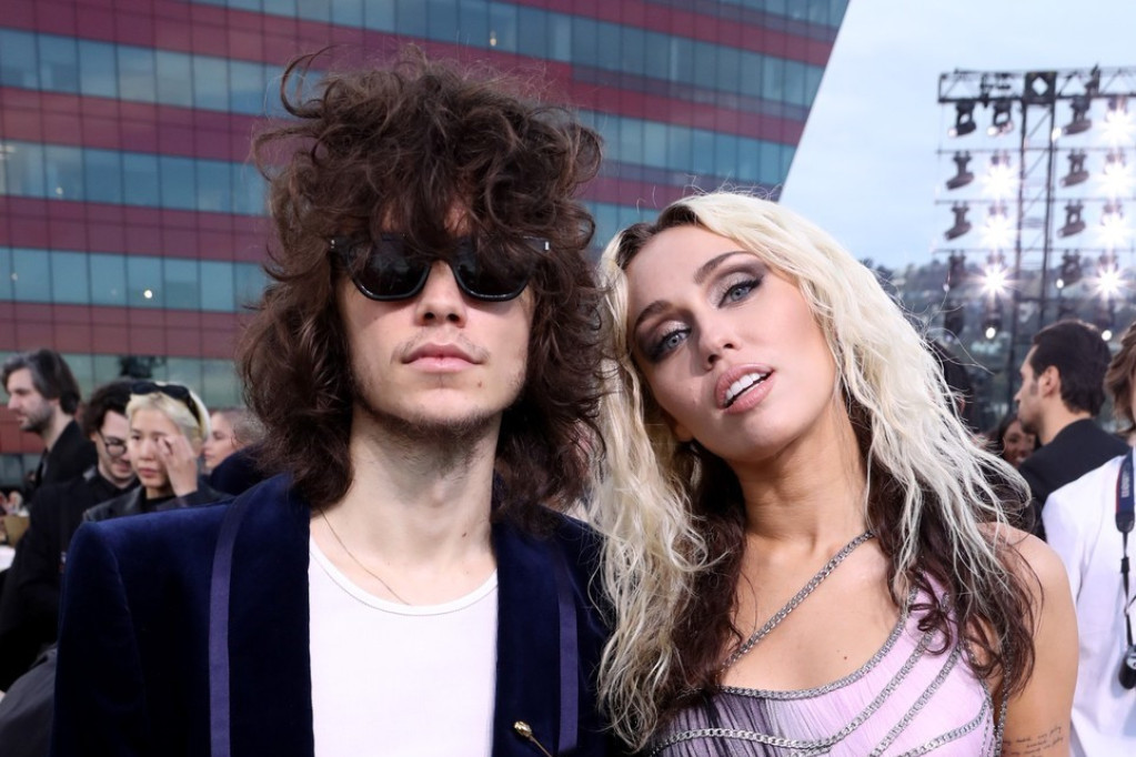 Majli Sajrus uhvaćena u provodu nakon vesti da je tužena zbog pesme "Flowers": Evo ko je sa njom!