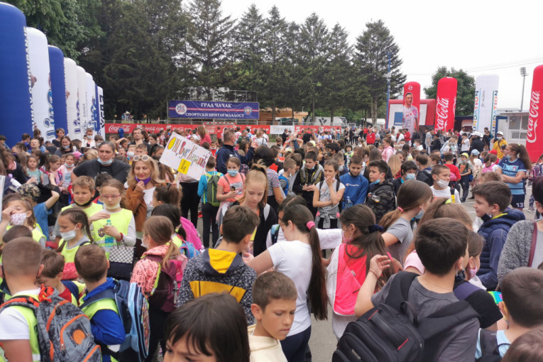 Arillje je ovogodišnji domaćin Sportskih igara mladih: Veljko, Sofija i Marijana baklju prijateljstva zapalili i proneli kroz čitav grad!