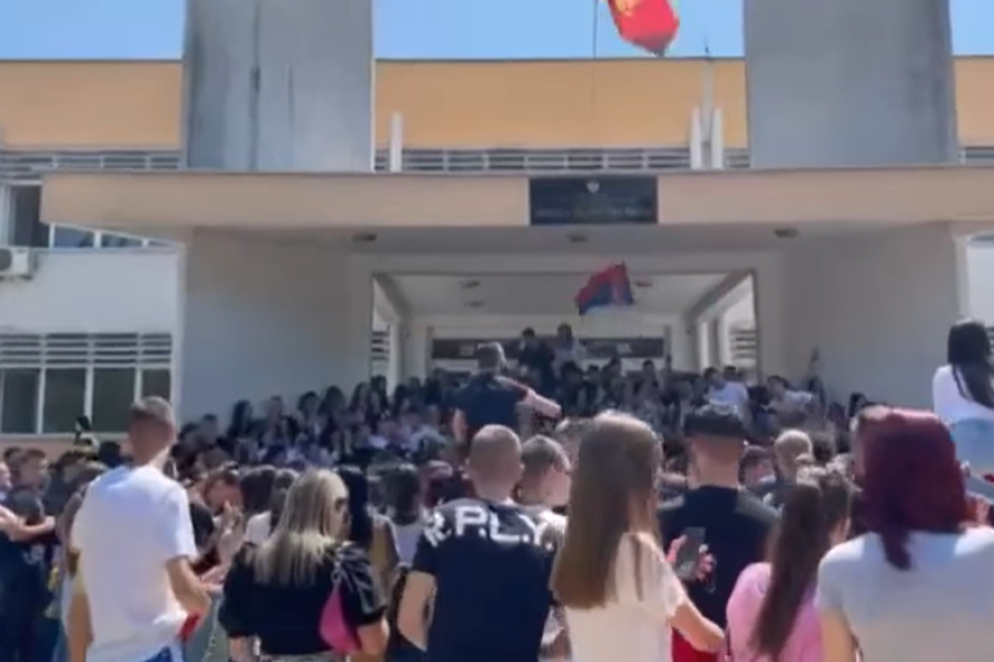 Histerija u Crnoj Gori! Đaci proslavljaju maturu uz srpske pesme i zastavu, iz škole poručili: Ovo je nacionalistički skup (VIDEO)