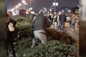 Evo ko blokira Beograd: Pijani opozicionar se tetura i pokušava da legne u žardinjeru (VIDEO)