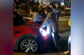 Novi incident na protestu opozicije: Skaču na automobile i napadaju građane Beograda (VIDEO)