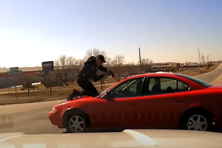 Scena kao iz akcionih filmova! Policajac skočio na automobil da uhvati begunca, držao se za haubu dok je vozilo jurilo putem (VIDEO)