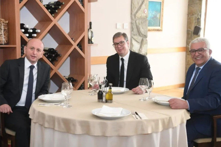 Vučić stigao u Podgoricu na inauguraciju: Oglasio se - sa starim prijateljima na doručku (FOTO)