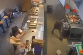 Muškarac napao radnicu restorana brze hrane: Pobesneo što se hrana presporo sprema, pa počeo da je gađa čime je stigao (VIDEO)