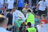 Skandal i haos u Kragujevcu! Borjan pogođen u glavu, krenuo da preskače ogradu da se obračuna sa huliganom! (FOTO)
