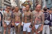 Japanske jakuze prošetale Tokiom na čuvenom festivalu: Mnogi su hteli da se slikaju sa mafijašima poznatim po tetovažama (VIDEO)
