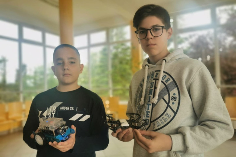 Mihajlo i Viktor su budućnost Srbije: Oni su mali robotičari iz Mrčajevaca koji već prave svoje dronove (FOTO)