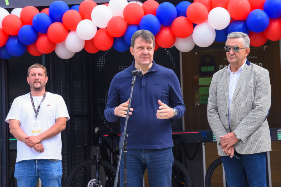 Igor Mirović na manifestaciji  ′"Tour de Fruška′": Otvorena prva stanica za punjenje električnih bicikala (FOTO)