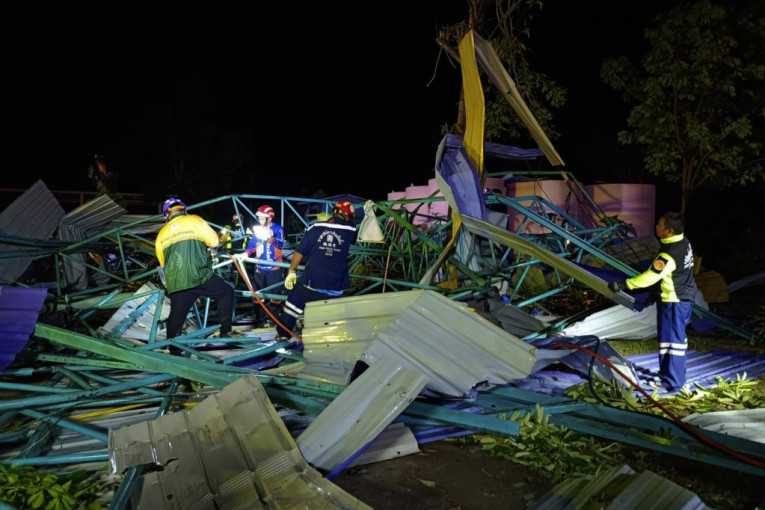 Olujni vetar srušio krov na školi! Poginulo šestoro, među njima četvoro dece (FOTO)