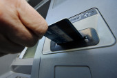 "Pao" razbojnik (45) u Beogradu: Radnicu pošte udario u glavu i tražio od nje da otvori bankomat!