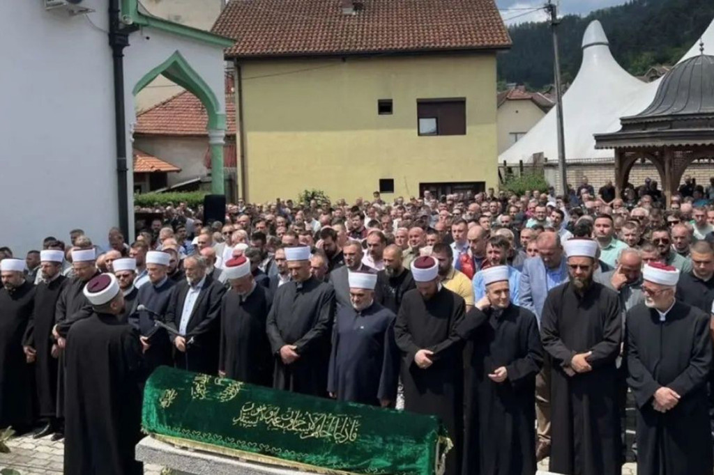 Potresne scene i reka ljudi na sahrani mladića kog je ubio policajac kod Priboja: "Da se ovo nikad ne ponovi" (VIDEO)