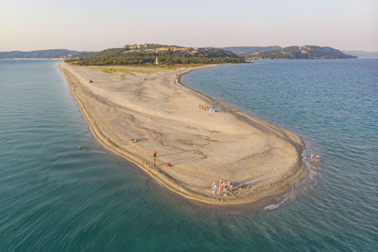 Prelepa grčka plaža koja nestaje mami svojom lepotom, ali lako i često postaje smrtonosna (FOTO/VIDEO)