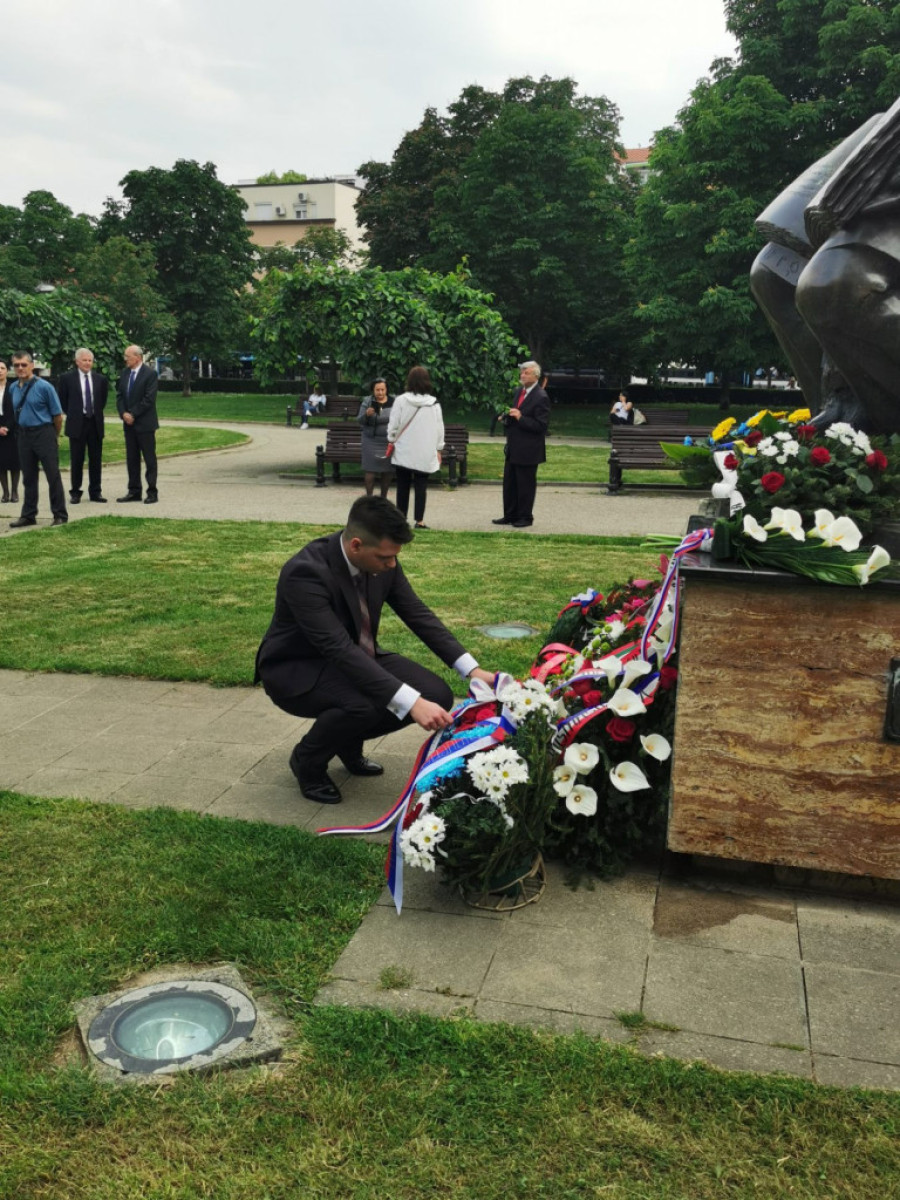 Obeležavanje Dana slovenske pismenosti i kulture: Položeni venci na spomenik Ćirilu i Metodiju (FOTO)