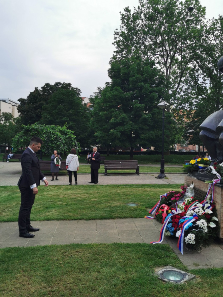 Obeležavanje Dana slovenske pismenosti i kulture: Položeni venci na spomenik Ćirilu i Metodiju (FOTO)