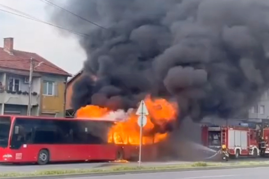 Zapalio se autobus u Nišu! Vatrogasci odmah izašli na teren (VIDEO)