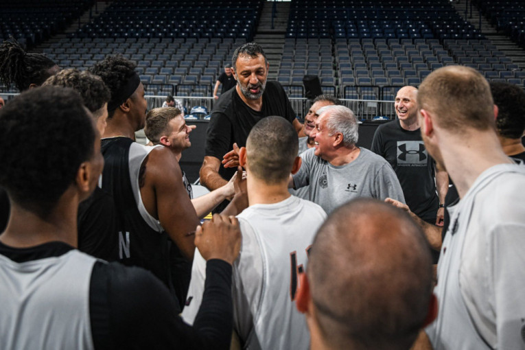 Iznenadni gost na treningu Partizana! Legendarni NBA as poželeo Valjku krunu na kraju sezone! (FOTO)