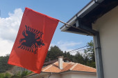 Orahovac: Zastave Albanije i tzv. OVK okačene na igralištu koje koriste srpska deca