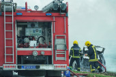 Vatra progutala automobil u Novom Pazaru: Veliki požar izbio u naselju Mur, u opasnosti bili i obližnji stambeni objekti