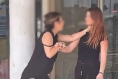 Žena davi devojčicu u centru Beograda i urla! Jezivo nasilje preko puta škole: "Na koga ti dižeš ruku?!" (UZNEMIRUJUĆI VIDEO)