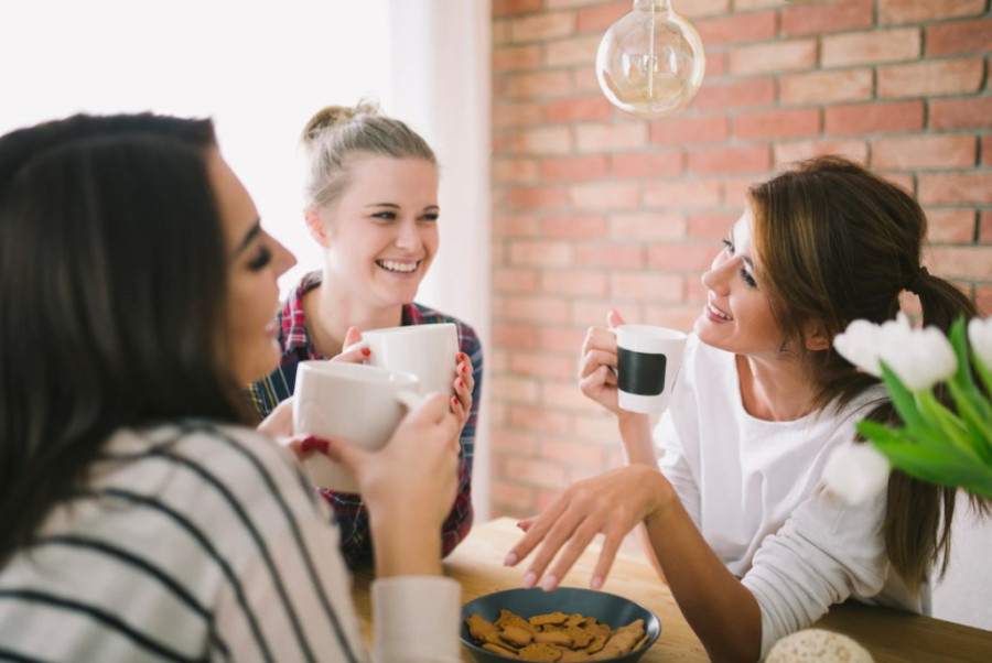 Bez dlake na jeziku: 11 intimnih tema o kojima žene rado pričaju sa drugaricama, ali nikada sa partnerima