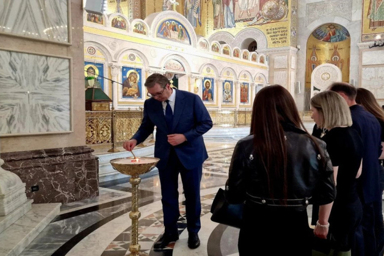 Deca su sa anđelima, a naše je da se pobrinemo da zločinci dobiju zasluženu kaznu: Predsednik Vučić upalio sveću za decu ubijenu u školi