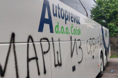 Neviđeni vandalizam u Čačku: Bahati huligani tokom noći oštetili šest autobusa - izbušili gume i ispisali uvredljive grafite!
