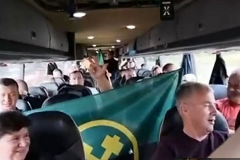 Rudari razvili zastave, u autobusu se ori "Srbija, Srbija": "Trepča" stiže na skup u Beograd (VIDEO)