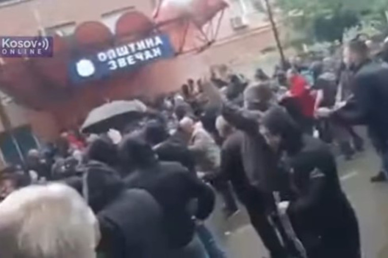Suzavac i šok bombe na Srbe u Zvečanu! Policija tzv. Kosova ušla u zgradu opštine: Stiglo vozilo za razbijanje barikada (VIDEO)