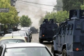 Kolona oklopnih vozila specijalnih jedinica ušla u Zvečan, specijalci sa dugim cevima na ulicama