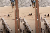 Ženu u Španiji zamalo odnela voda sa detetom u kolicima: Krenula da pređe preko bujice, tragedija zamalo izbegnuta (VIDEO)