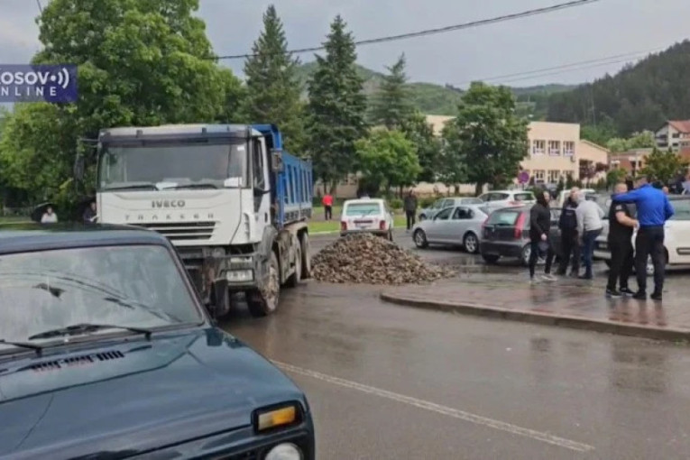Dramatično u Leposaviću:  Ispred zgrade opštine građani postavili barikadu