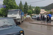 Dramatično u Leposaviću:  Ispred zgrade opštine građani postavili barikadu