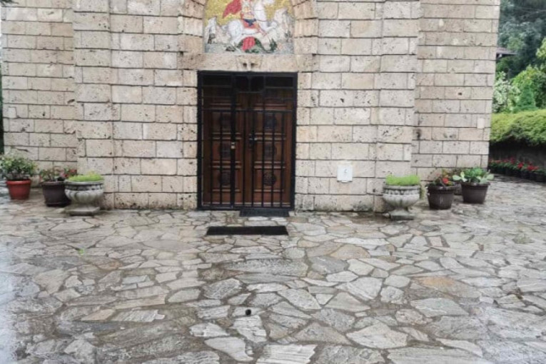 Sramota! Kosovska policija bacila suzavac u dvorište crkve Svetog Đorđa u Zvečanu