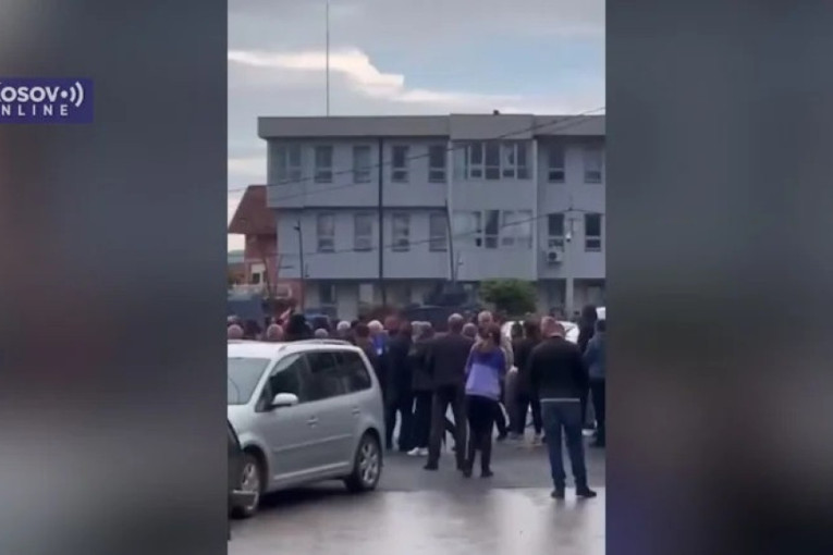 Srbi u Zubinom Potoku pred Kurtijevom policijom pevaju "Oj Kosovo, Kosovo" (VIDEO)